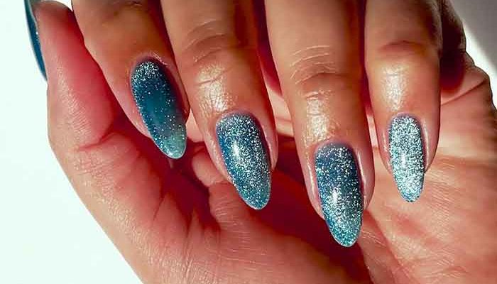 Velvet nails: the new manicure trend that is all the rage!