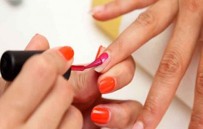 How to protect your nails when varnishing them?