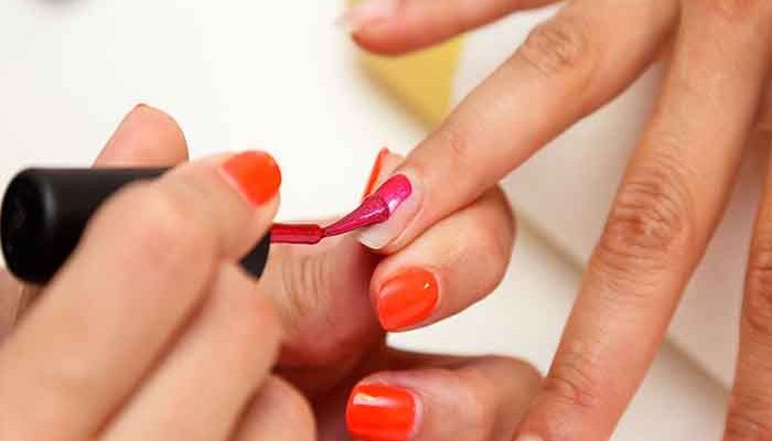 How to protect your nails when varnishing them?