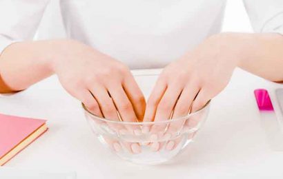 How to remove polygel nails with oil and soap？