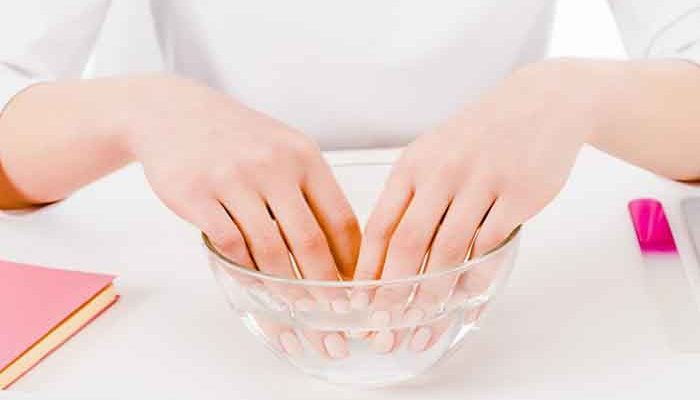 How to remove polygel nails with oil and soap？